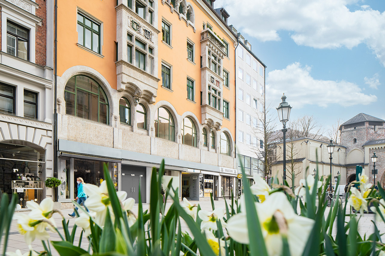 Praxisgebäude von außen, Sendlinger Tor im Hintergrund